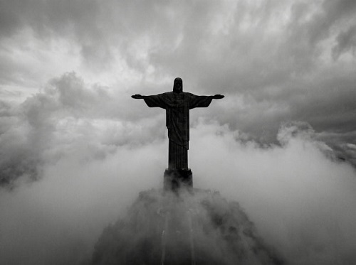 Christus-Statue im Nebel, Rio de Janeiro (Brasilien)